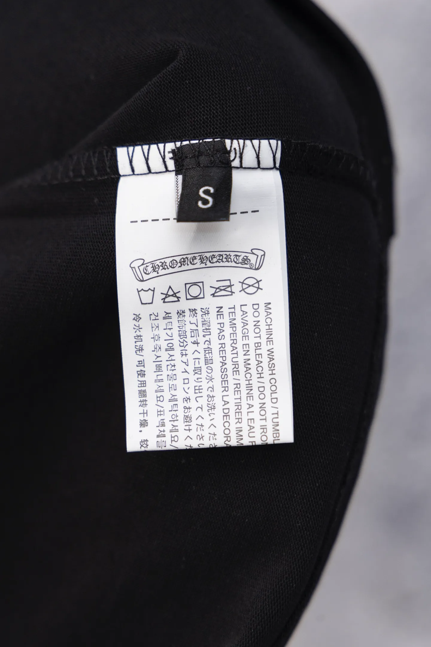 P190 Chrome Hearts CH Chrome Hearts Arm Camouflage Letters Large Logo Pocket Long Sleeve T-shirt Made of 300 grams of pure cotton fabric Threads are encrypted in the same color as the cylinder. The color is the same. Buy with confidence. The workmanship details are to the extreme, different from ordinary products in the market. White ink direct-jet printing high-temperature technology. Large factory flow workmanship. Double-line hemming production. Machine washable. High temperature resistance. Imported pigments will not fall off. Color: black white. Size: S—